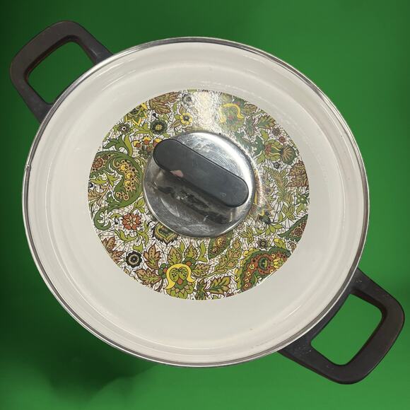 Vintage 70’s Enameled Cast Iron Covered Pot/ Baking 9" Diameter Granny Cottage - Picture 7 of 14